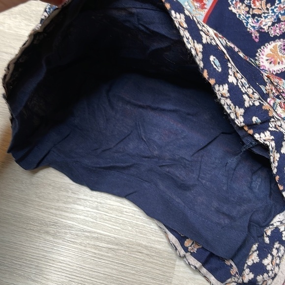 Blue Rain Floral Fabric Shorts Size Medium - Picture 5 of 6